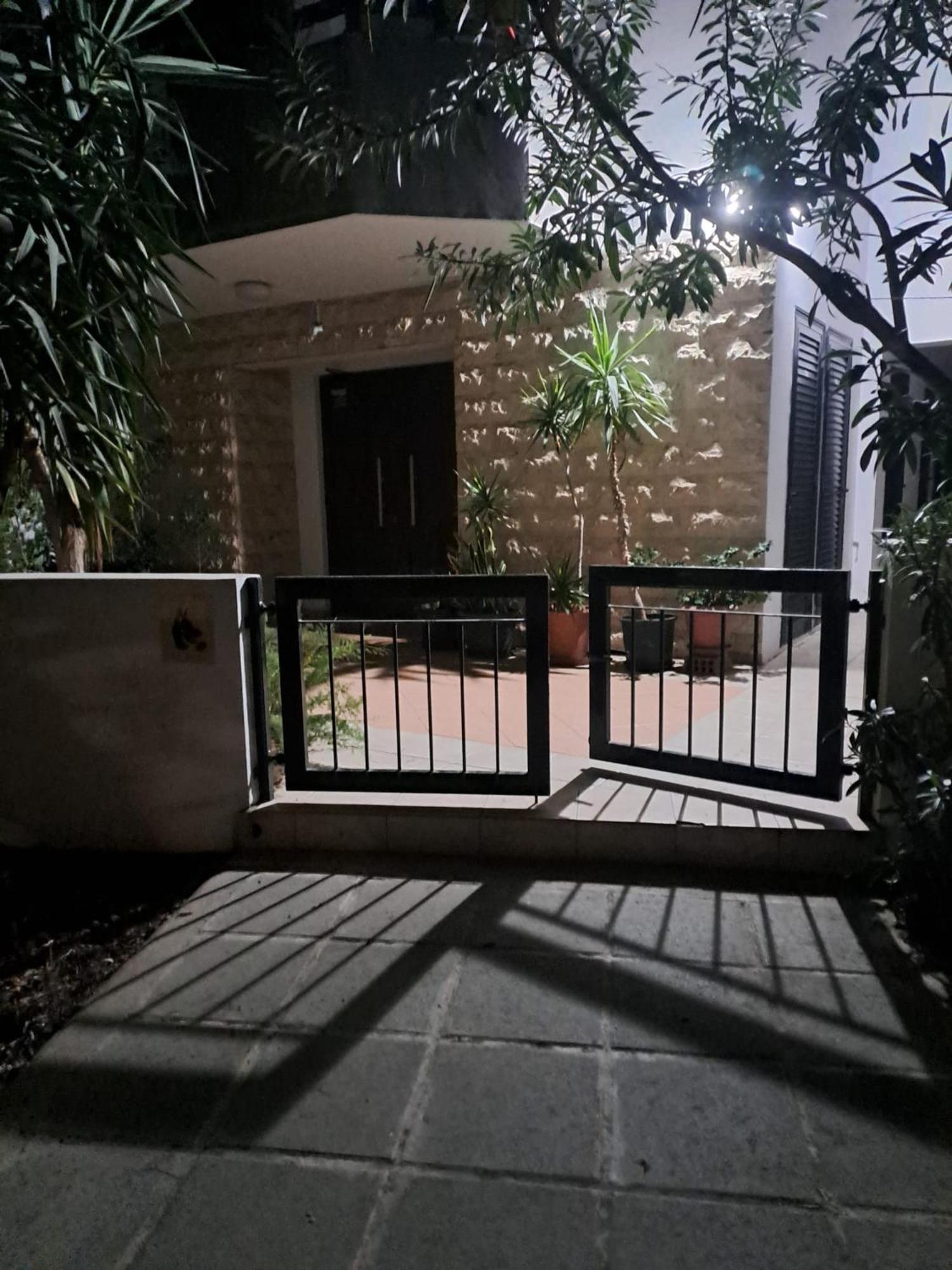 St. Lazaros Seaside Apartment Larnaca Exterior photo